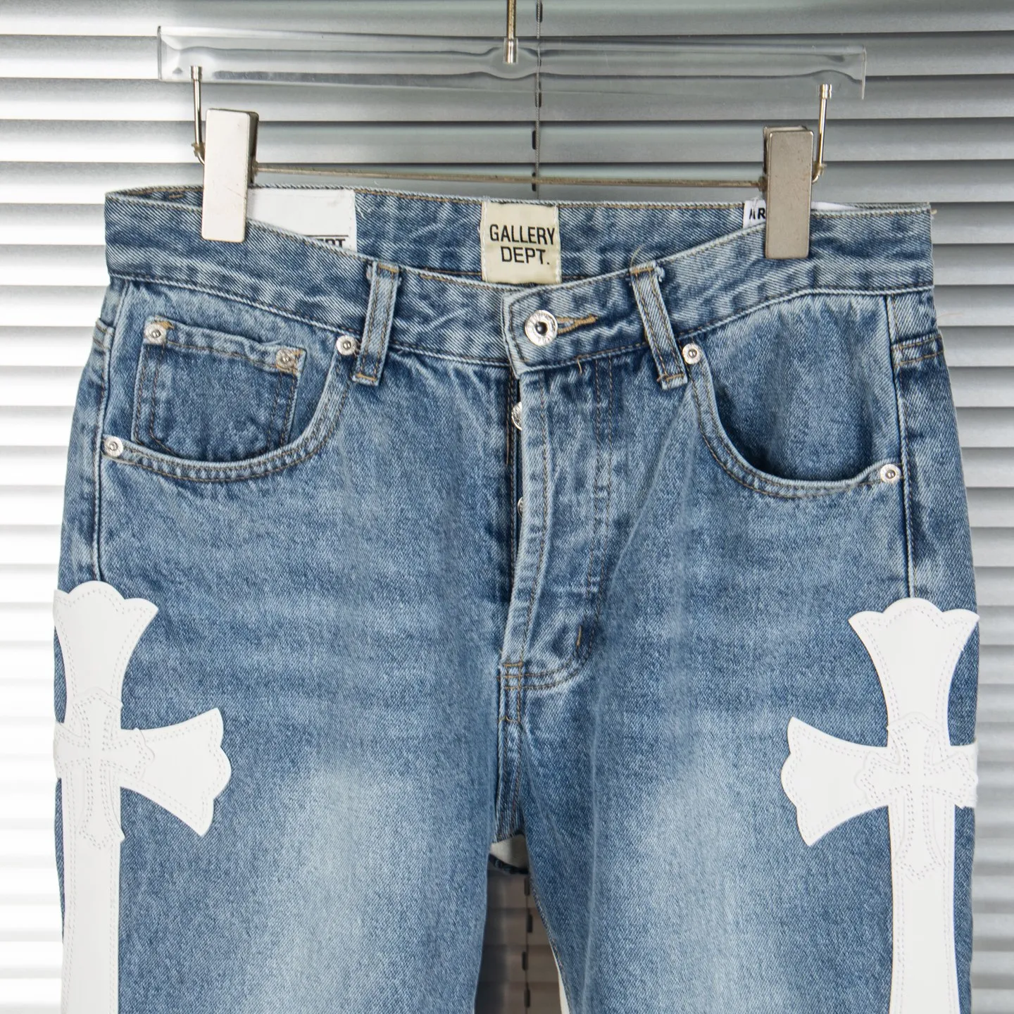 P240 Chrome Hearts Gallery co-branded limited-edition cross-flared flared jeans are a hot item this season and are sought after by countless celebrities and fashionistas. The neat details of the cutting process add color to the playful fashion! The neat and meticulous design, and the well-fitting structure is unique. The upper body not only has outstanding recognition, but also looks younger and younger. A style with the ultimate wearing meaning and performance, gorgeous color matching, and the craftsmanship of this style is also extremely extraordinary. After the finished product is washed, it is disassembled and hand-made with sheepskin cross leather and then spliced ​​together to complete. The whole piece has too many craftsmanship to describe. It is decorated with patchwork cross flowers and high-waisted washed jeans! ! Absolutely high-end luxury product, a god-level single product, a super popular product, made by top heavy industry, a magic weapon that cannot be missed to hit the streets. Style number: 1843 Size: 28 30 32 34 36 Color: blue